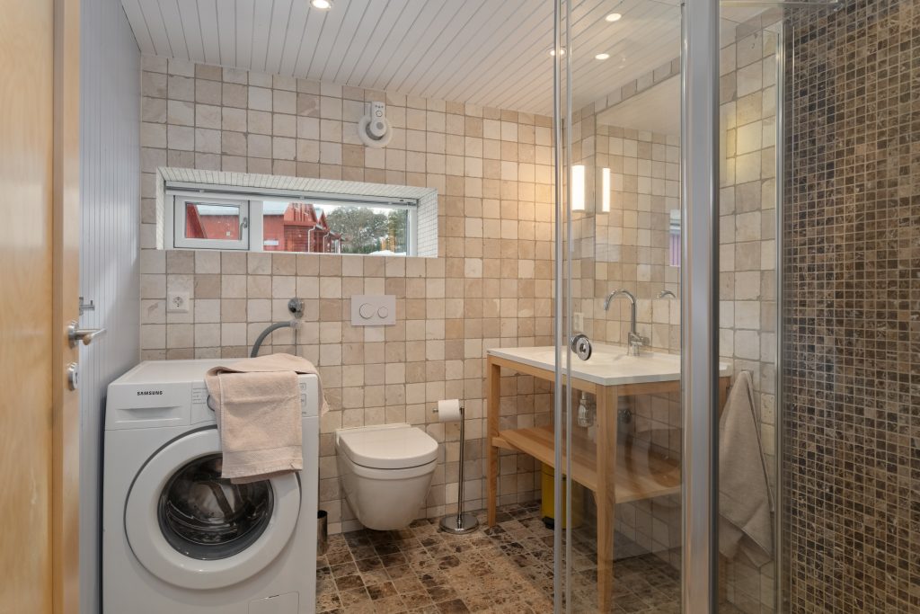 4.8 Bathroom + toilet