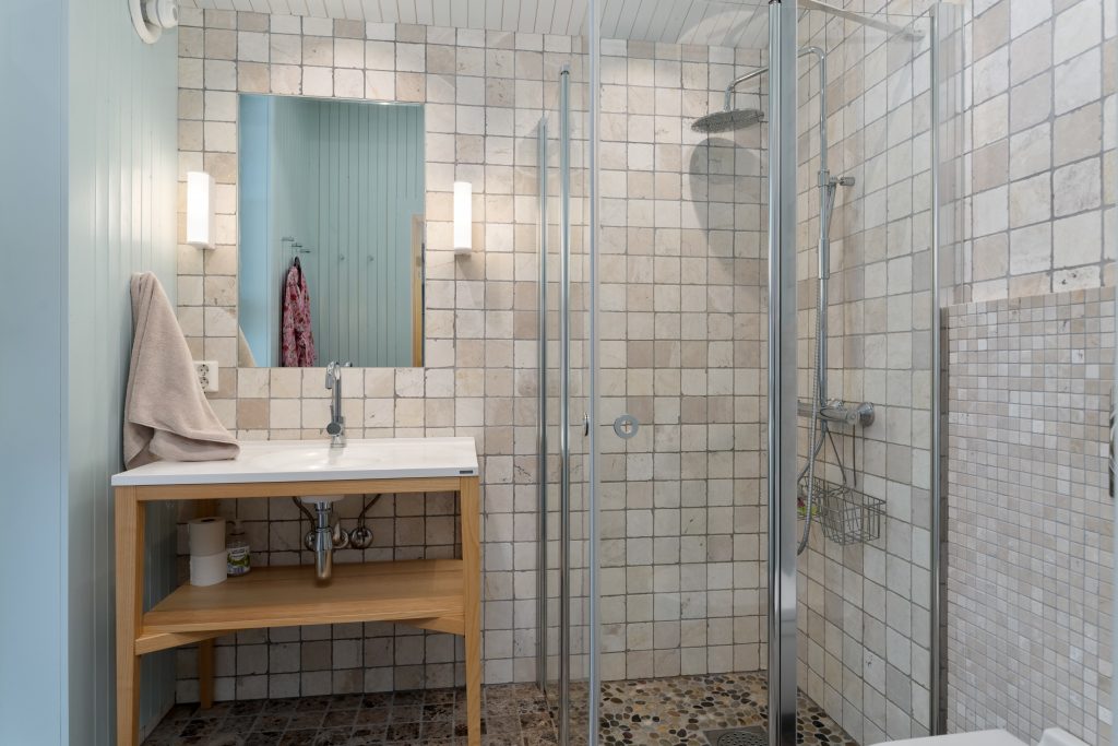5.10 Bathroom + toilet